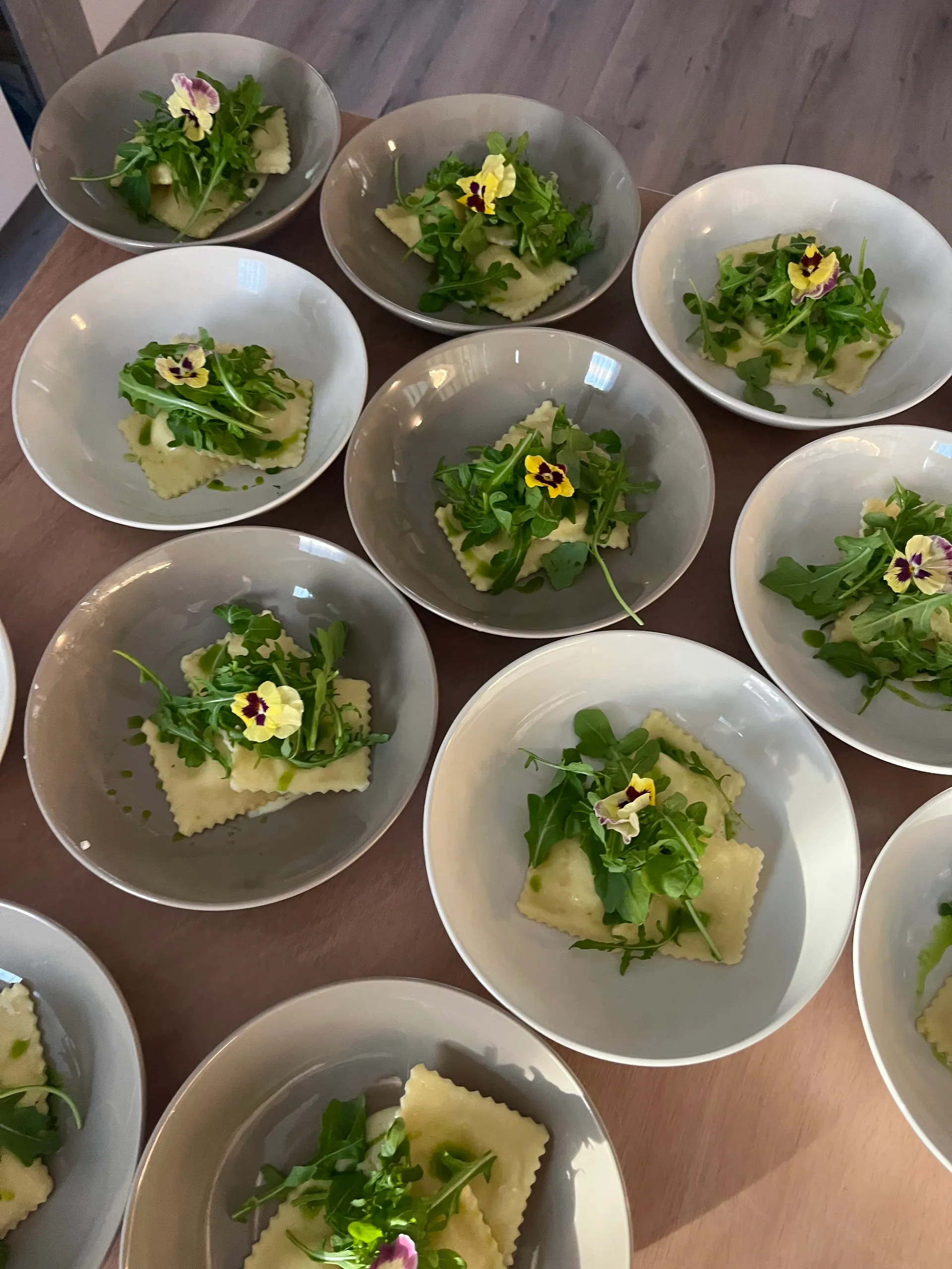 Ravioli met eetbare bloemen, klaar om te serveren