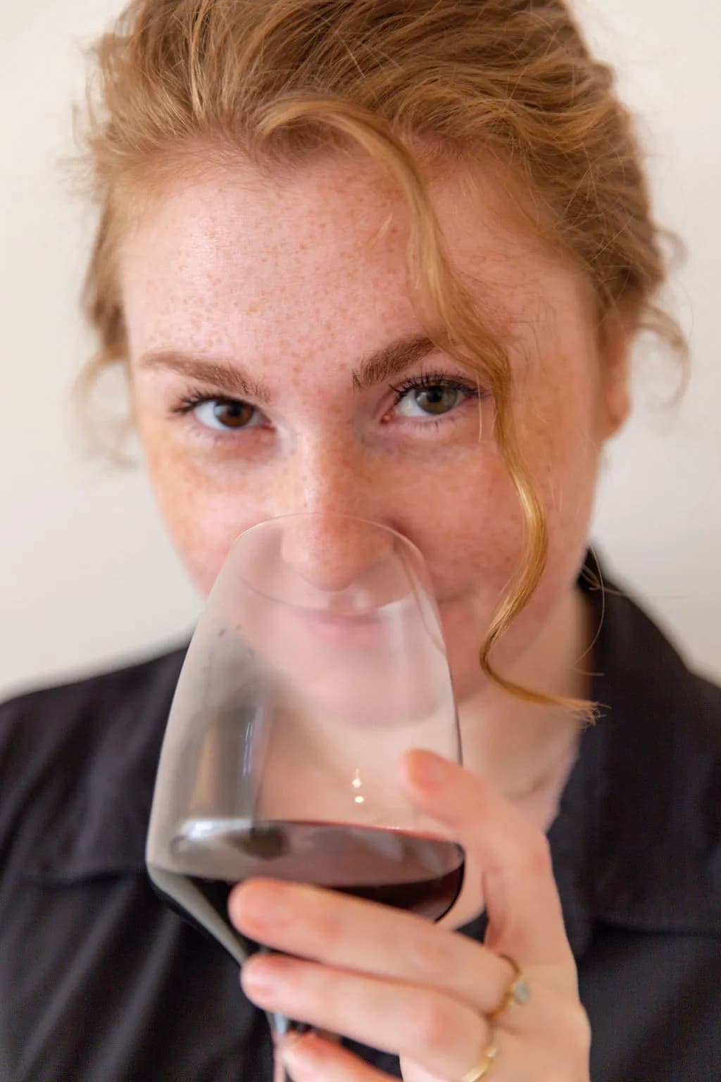 Amy van der Linden met een glas wijn