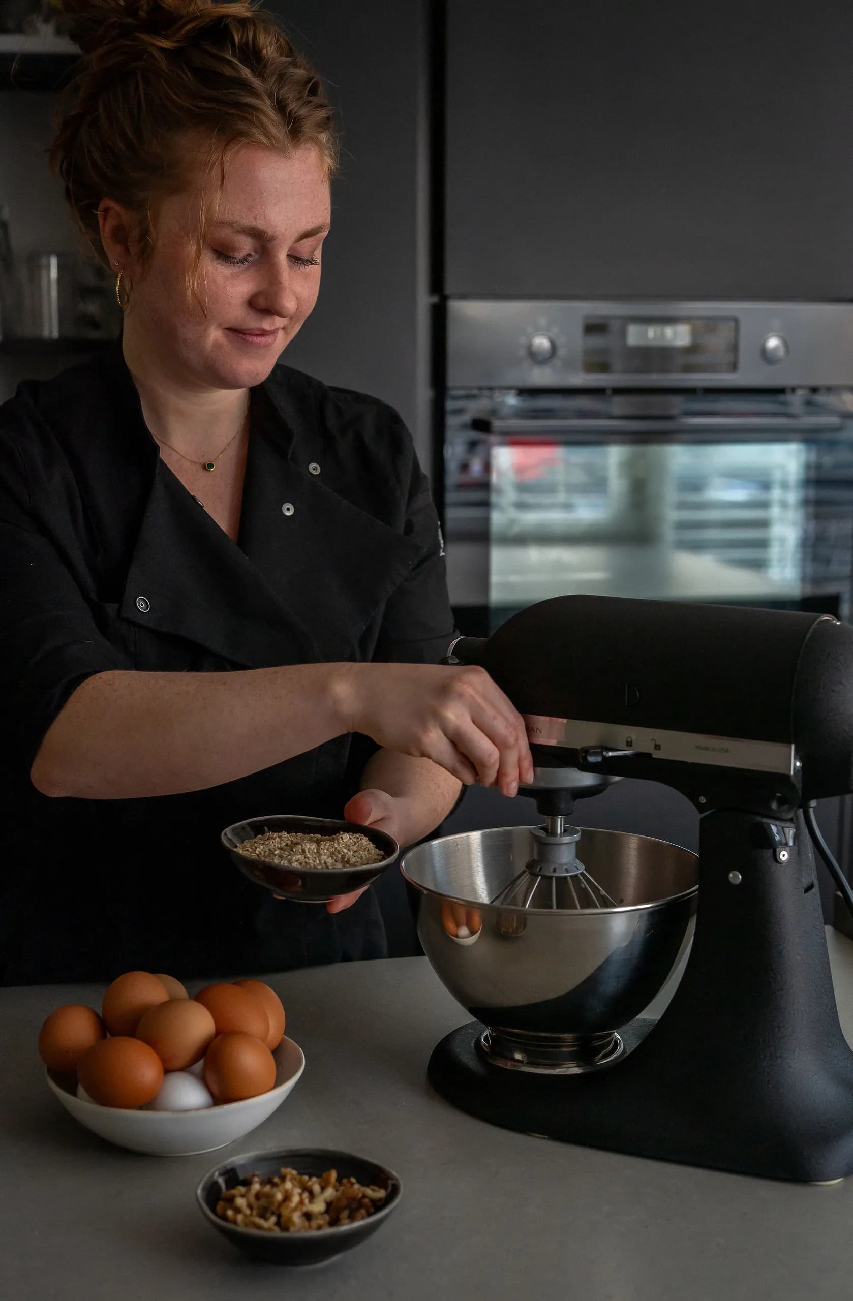Amy in koksbuis aan het werk in de keuken