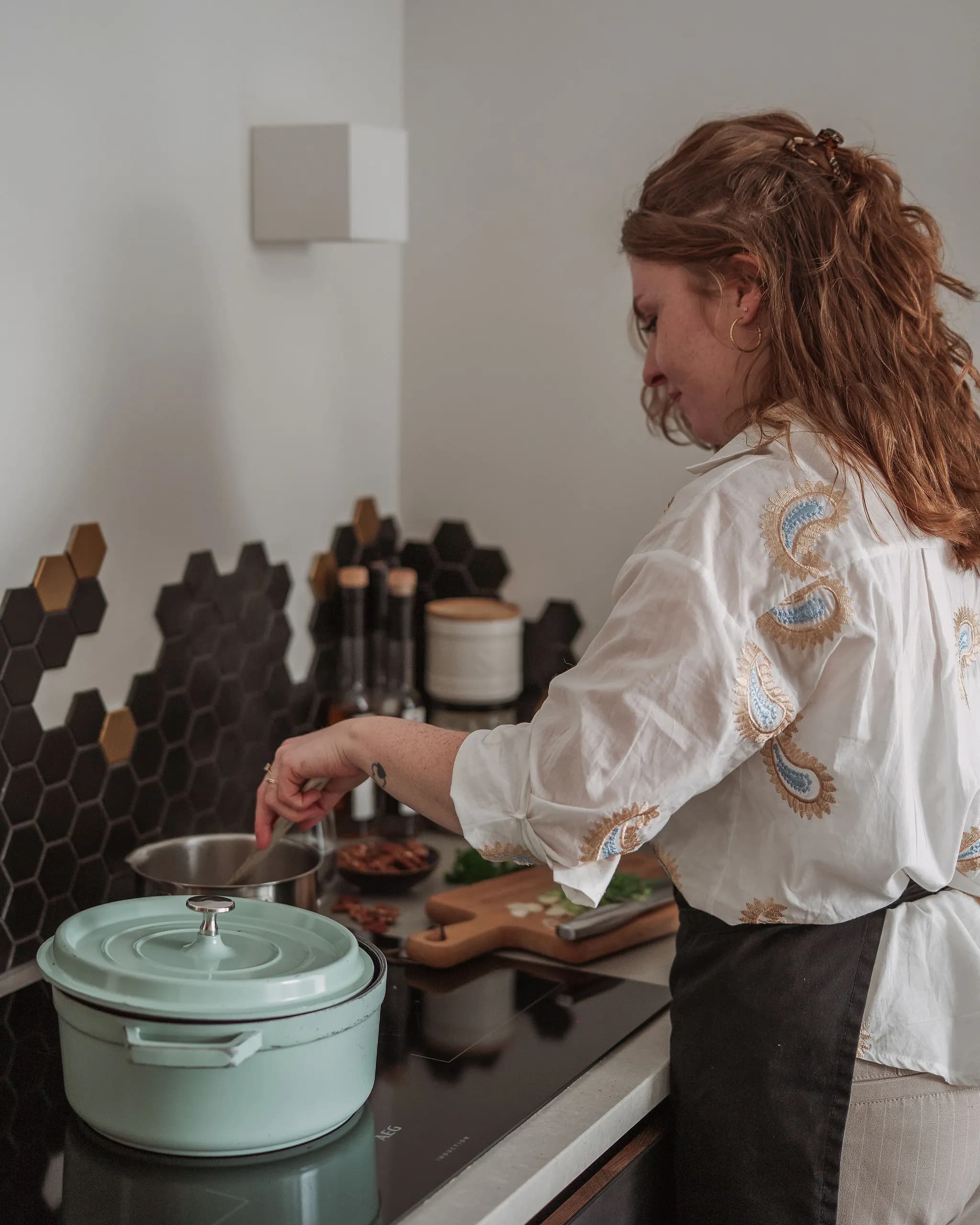 Amy kookt op locatie in de keuken van een gast